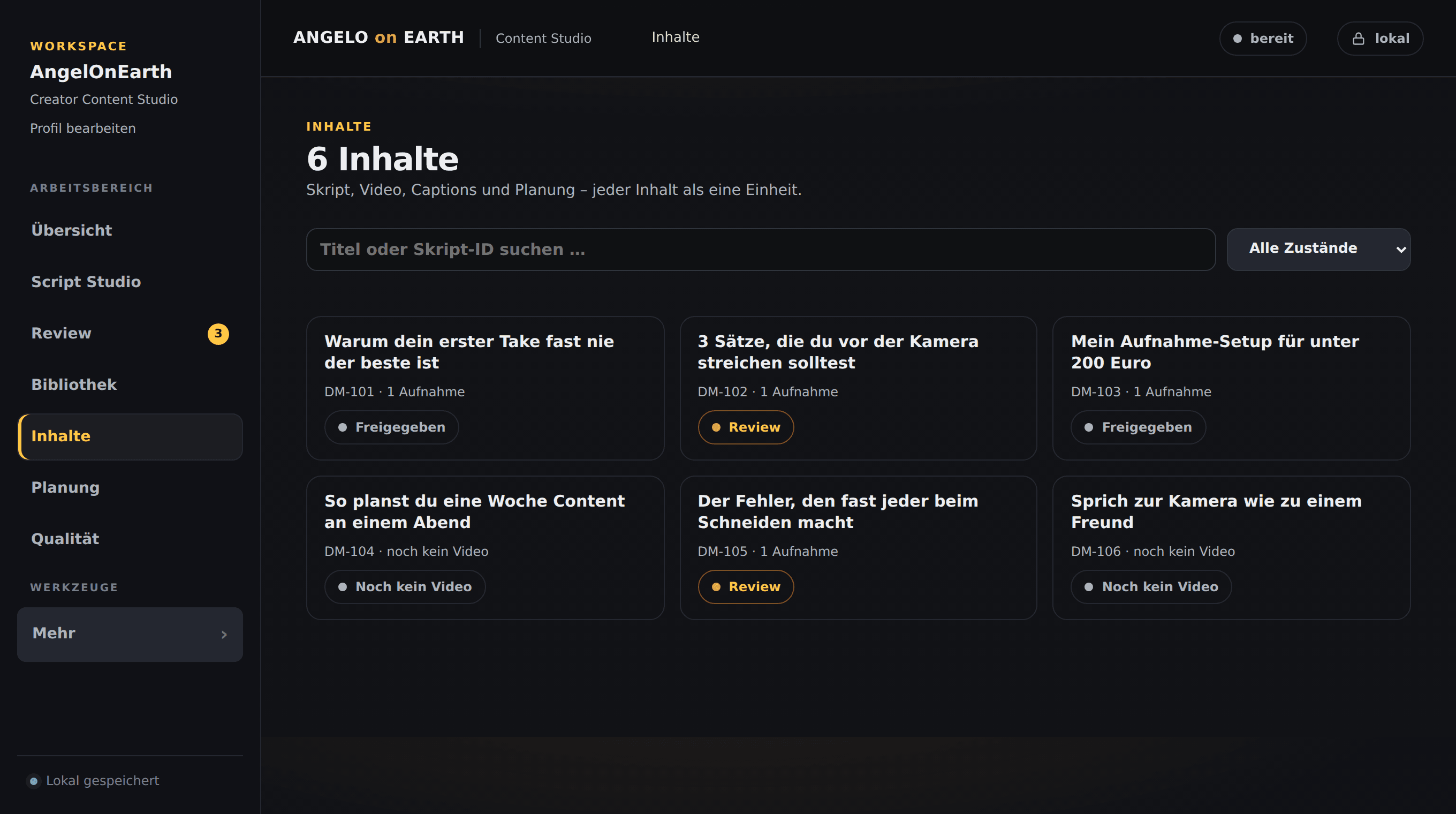 Bildschirmansicht aus dem Content Studio: die Ansicht „Inhalte“ mit sechs Video-Karten, jede mit Titel, Skript-Kennung, Anzahl der Aufnahmen und Status wie „Freigegeben“, „Review“ oder „Noch kein Video“. Links die Navigation mit Übersicht, Script Studio, Review, Bibliothek, Inhalte, Planung und Qualität, oben rechts die Anzeigen „bereit“ und „lokal“, unten links der Hinweis „Lokal gespeichert“.